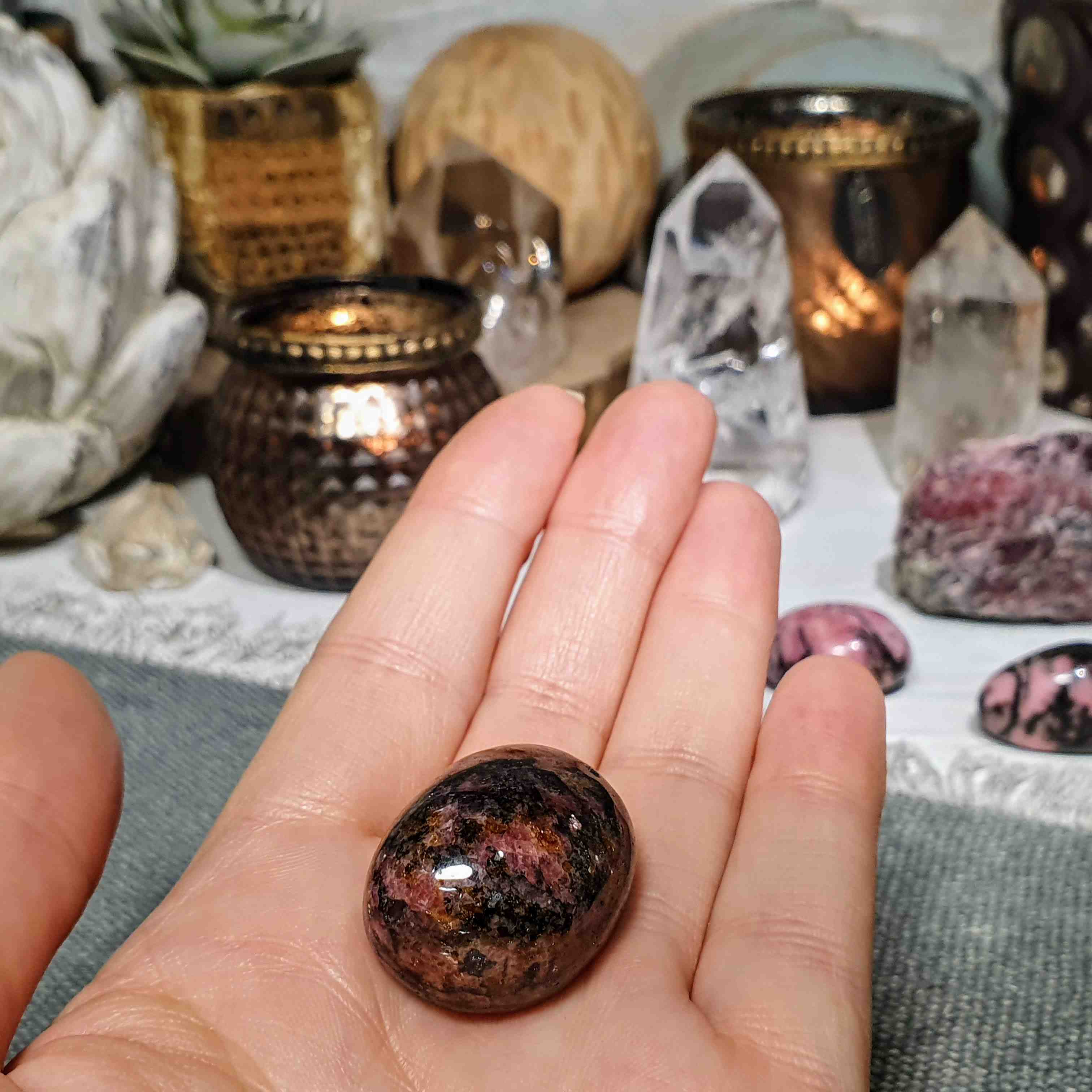Rodonit - ručně tromlovaný valounek z Madagaskaru 0. 27 g