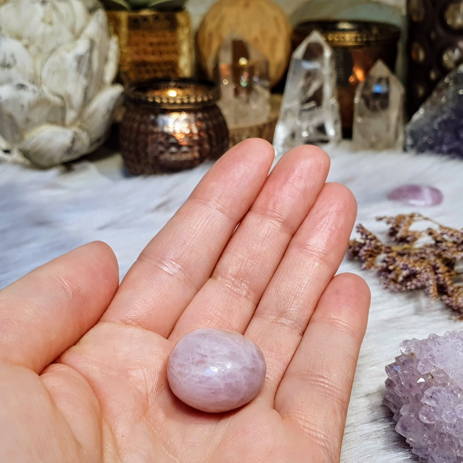 Kunzit - kvalitní tromlovaný valounek z Nigérie C. 13 g 