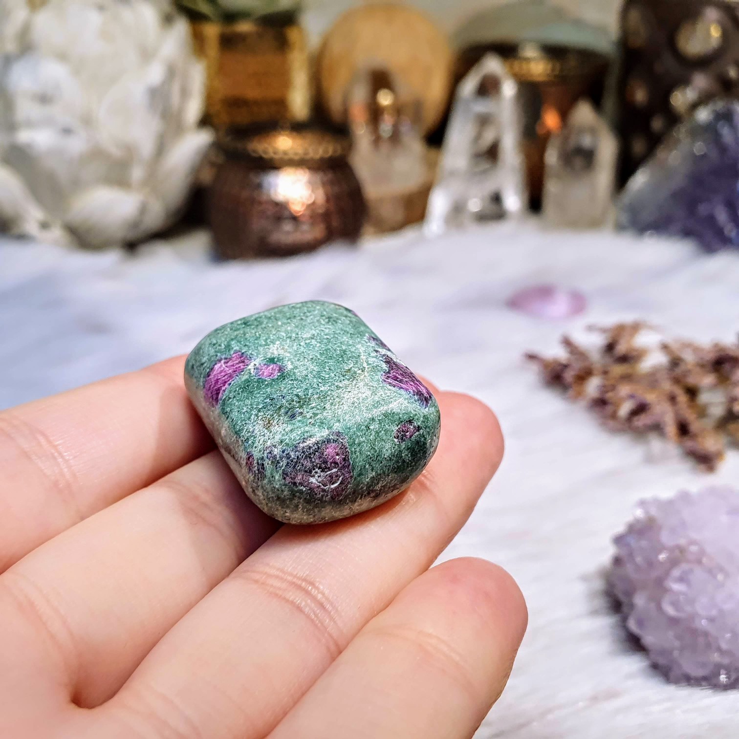 Rubín ve fuchsitu - ručně tromlovaný valounek z Indie K. 22 g 