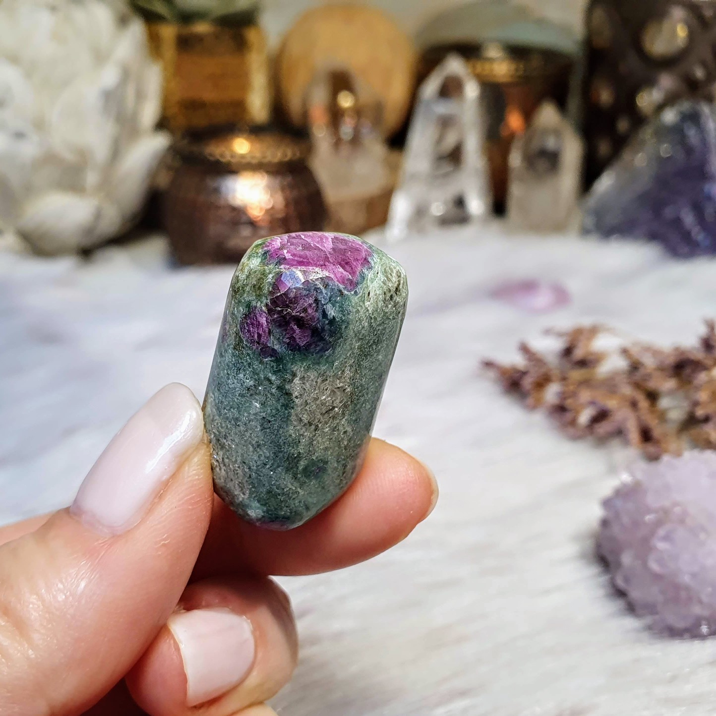 Rubín ve fuchsitu - ručně tromlovaný valounek z Indie P. 24 g 