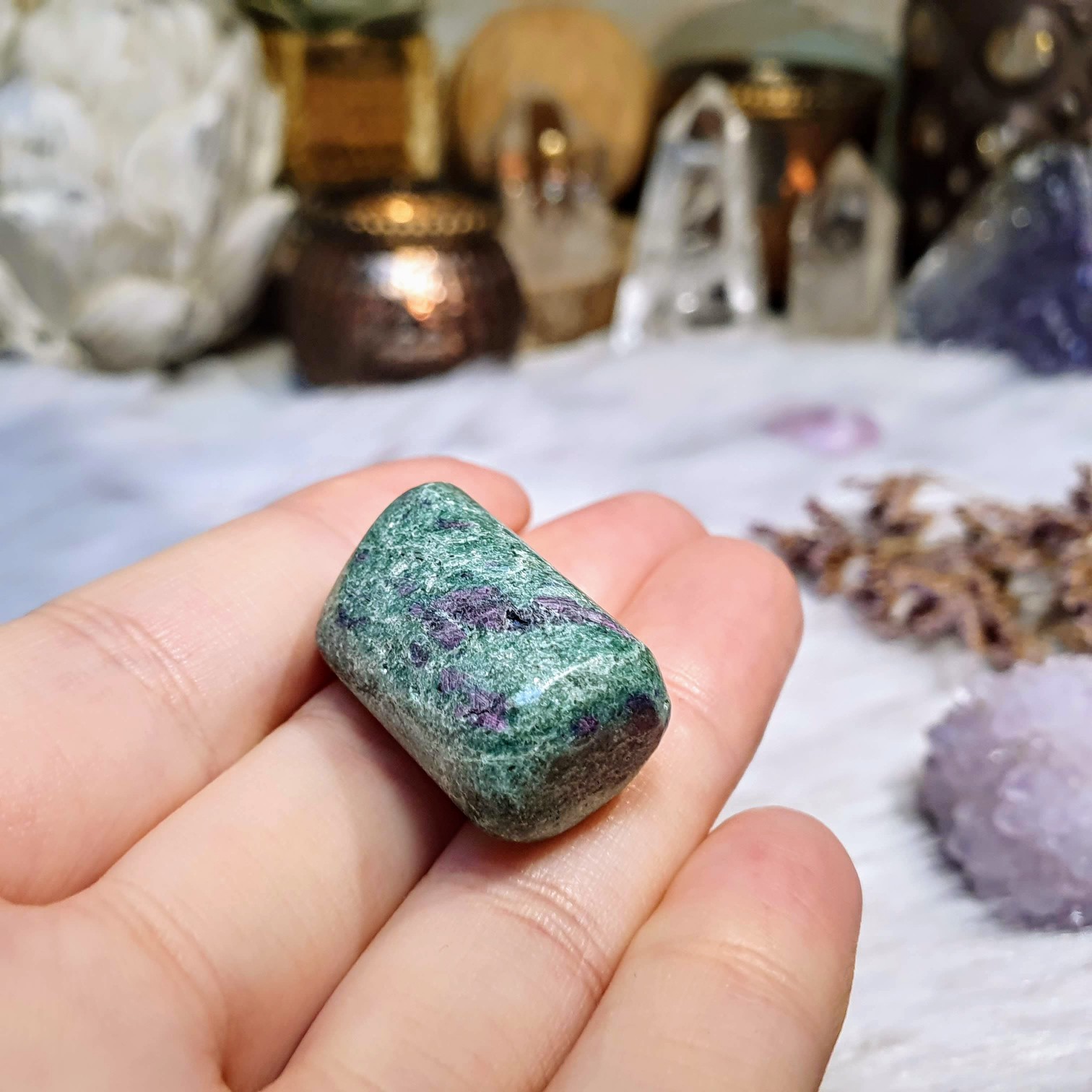 Rubín ve fuchsitu - ručně tromlovaný valounek z Indie S. 13 g 