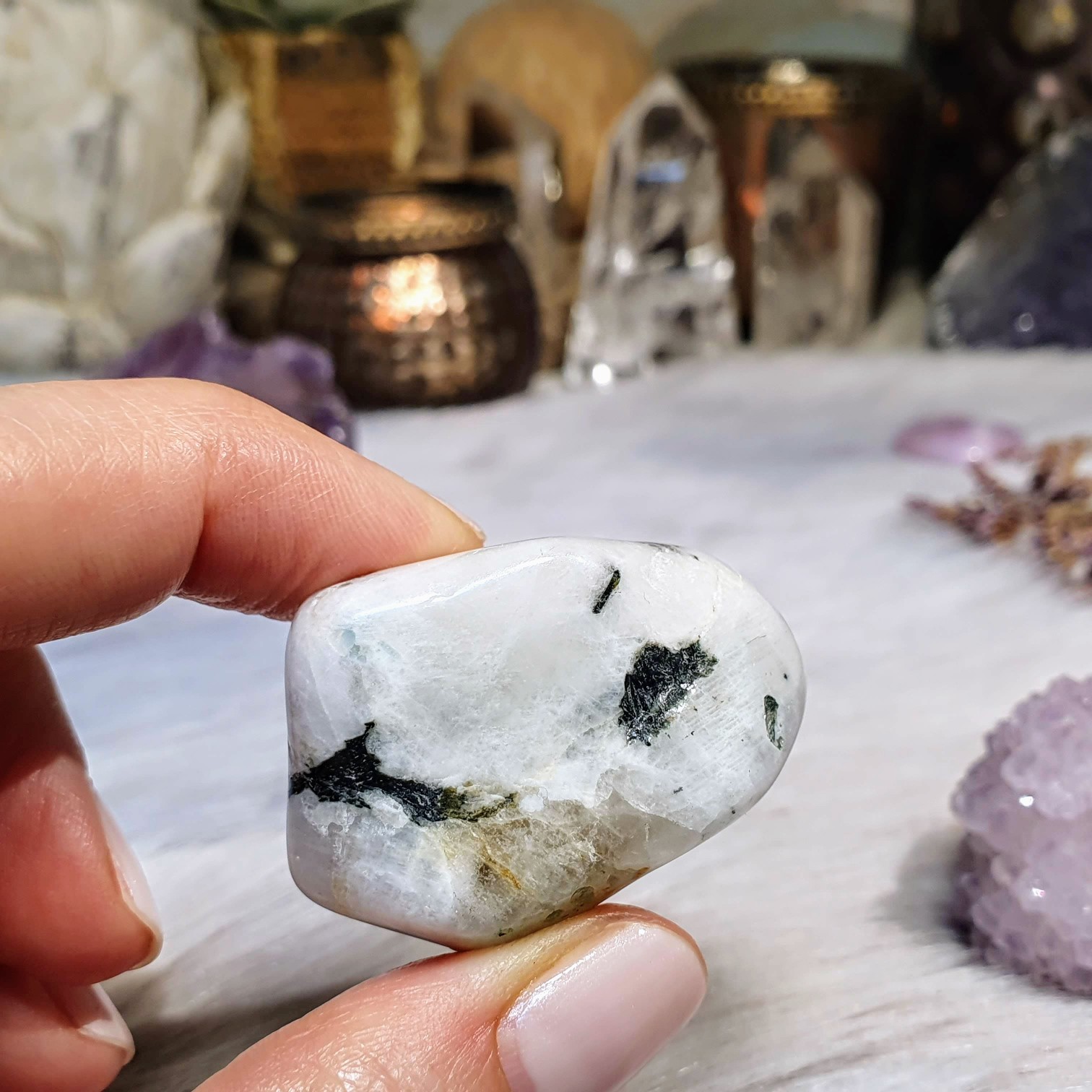 Měsíční kámen s černým turmalínem - tromlovaný kámen z Indie A. 36 g + krystalky akvamarínu 