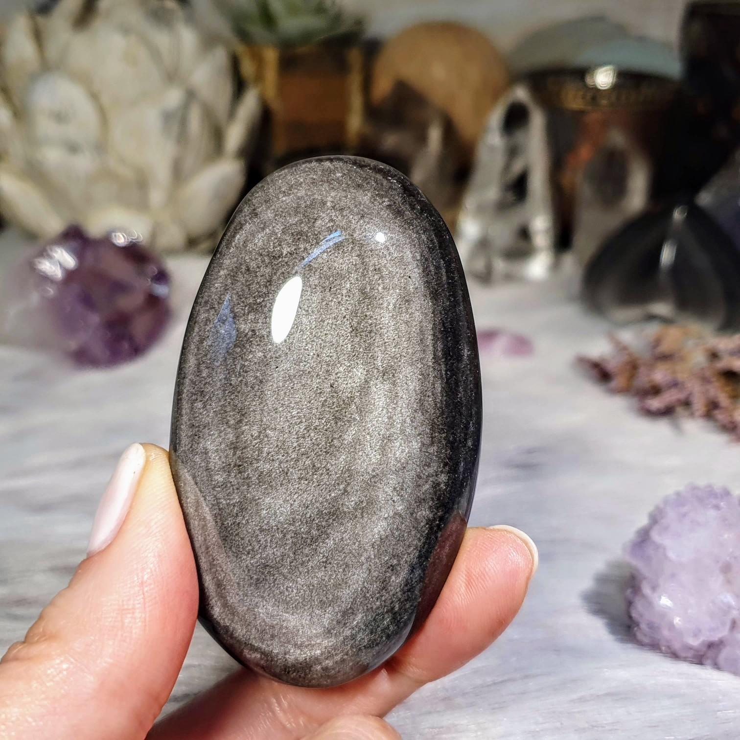 Obsidián stříbrný - ručně broušený a leštěný úhledný valounek - hmatka v extra kvalitě z Mexika A. 81 g 
