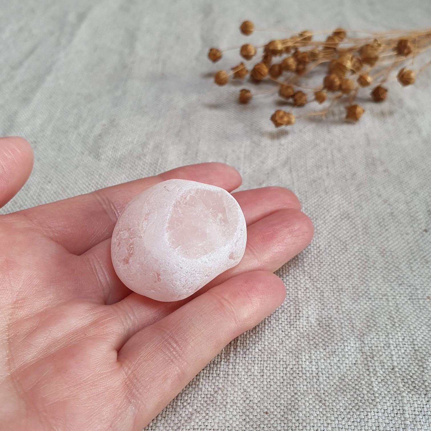 Meditační růženín - broušený kámen s leštěným okýnkem z Brazílie G. 43 g