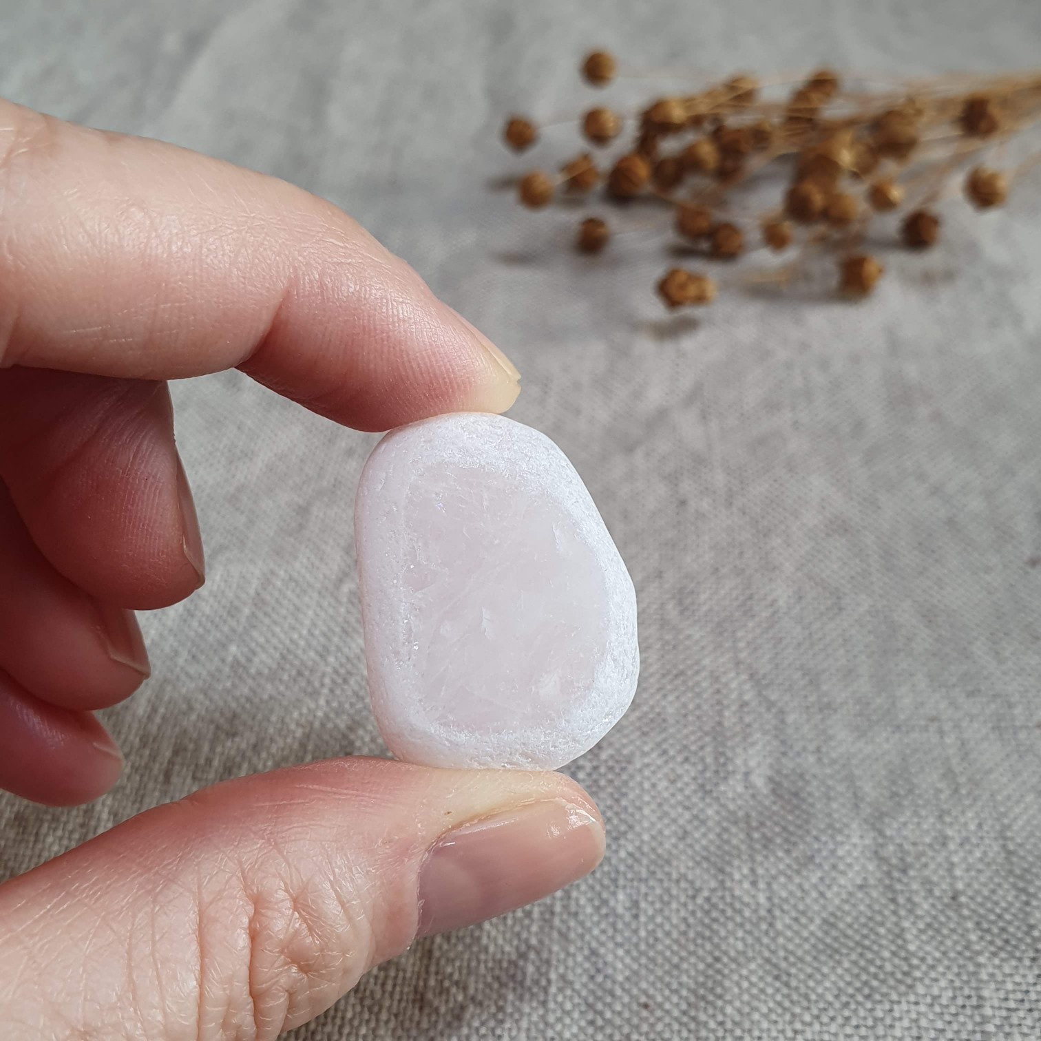 Meditační růženín - broušený kámen s leštěným okýnkem z Brazílie I. 22 g