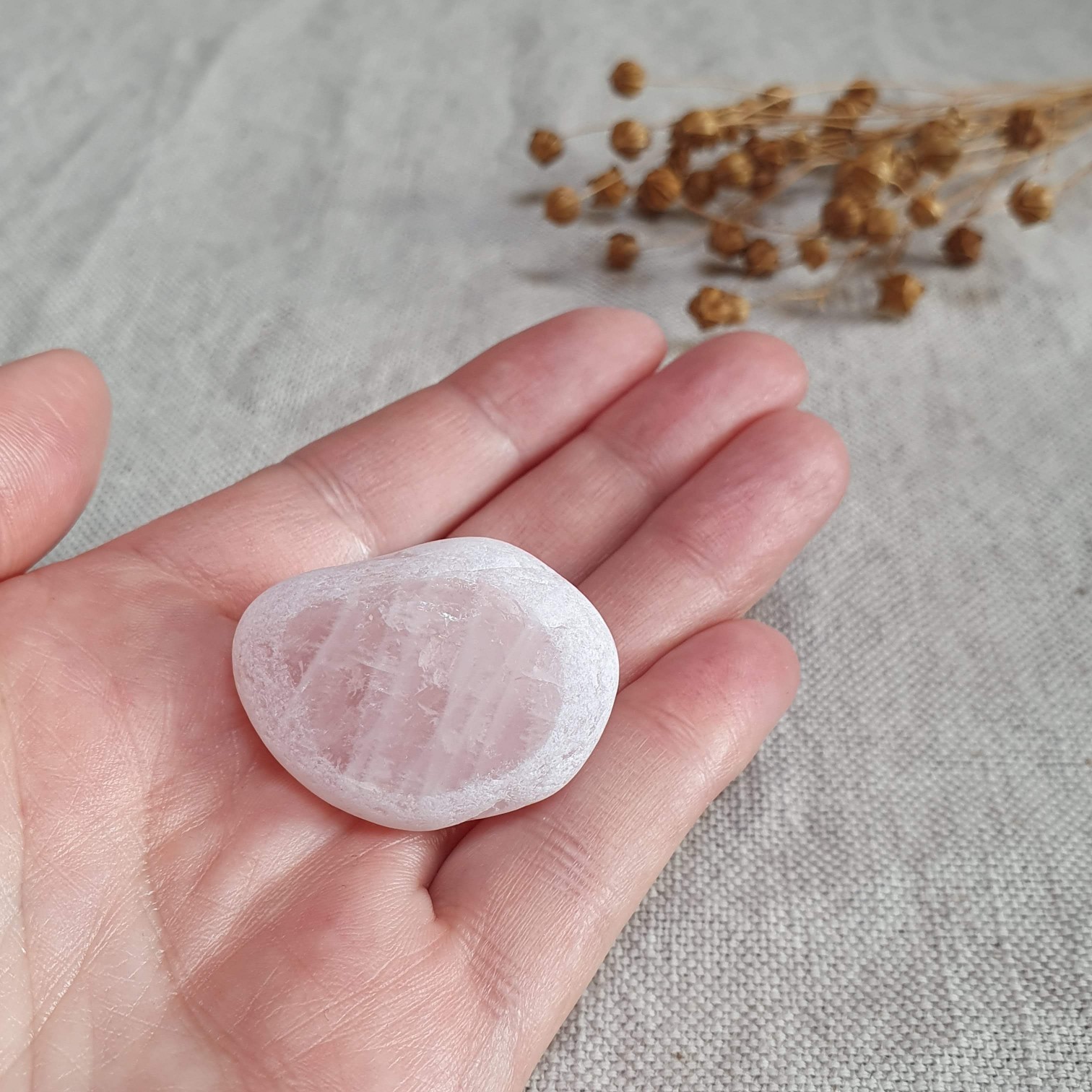 Meditační růženín - broušený kámen s leštěným okýnkem z Brazílie L. 28 g