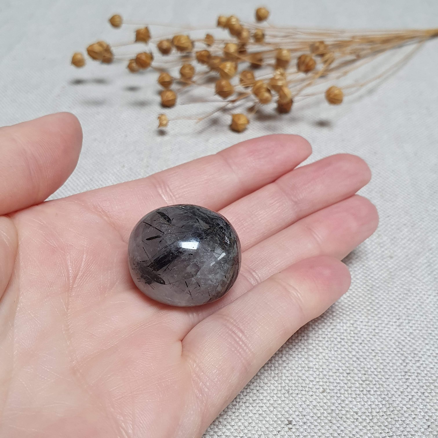 Křišťál s černým turmalínem - tromlovaný kámen z Brazílie C. 22 g 