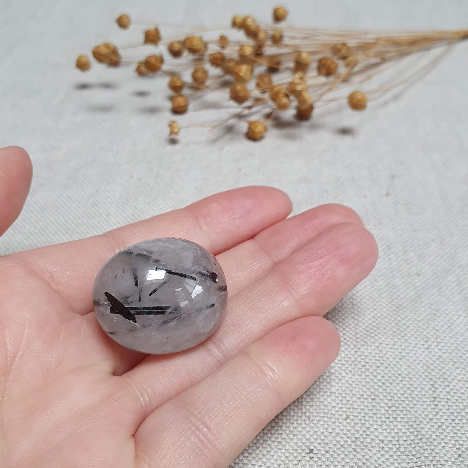 Křišťál s černým turmalínem - tromlovaný kámen z Brazílie F. 20 g