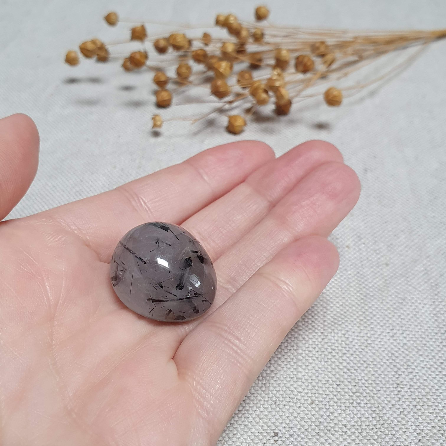 Křišťál s černým turmalínem - tromlovaný kámen z Brazílie I. 16 g