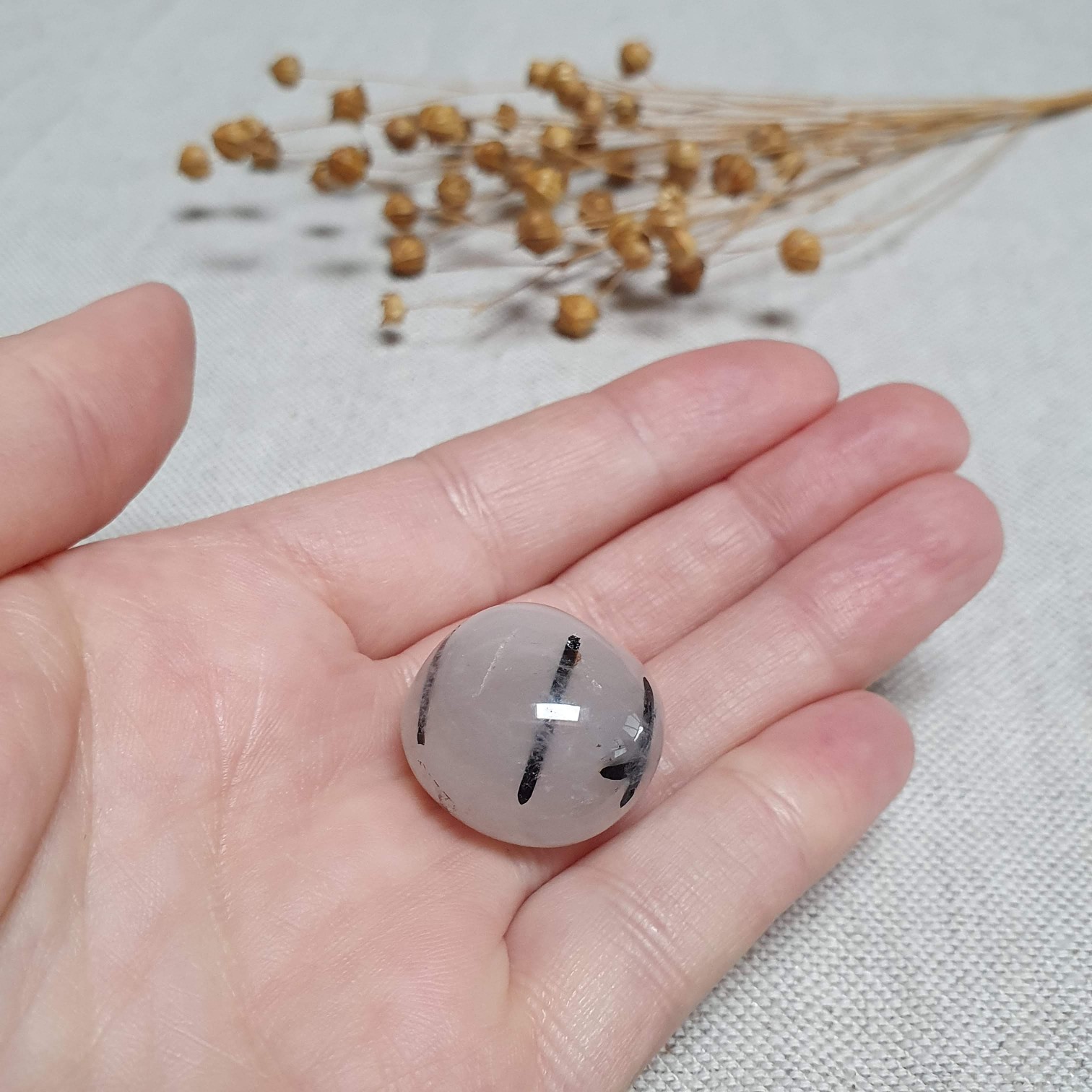 Křišťál s černým turmalínem - tromlovaný kámen z Brazílie K. 15 g