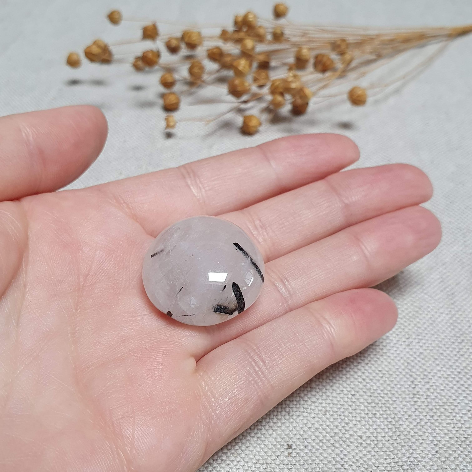 Křišťál s černým turmalínem - tromlovaný kámen z Brazílie N. 16 g 