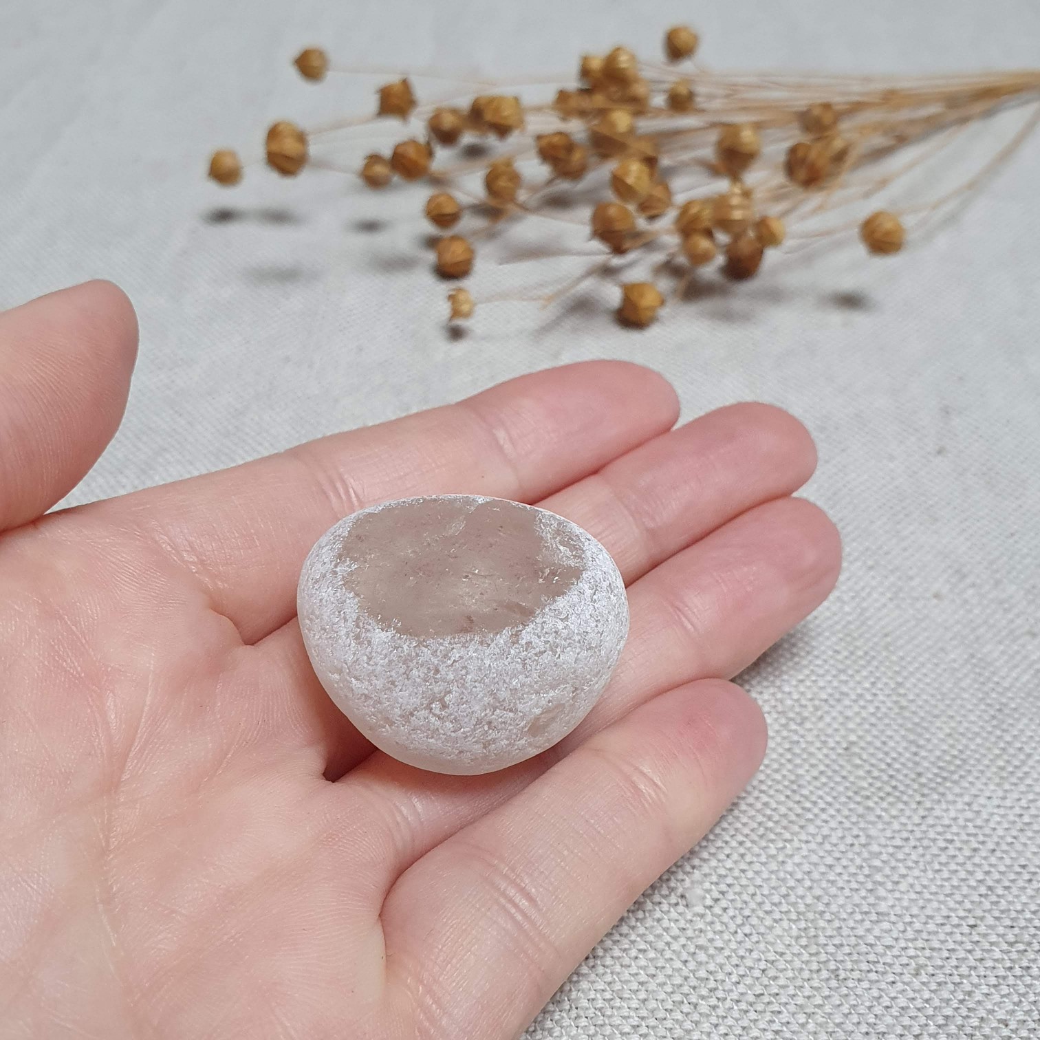 Meditační křišťál - broušený kámen s leštěným okýnkem z Brazílie C. 26 g