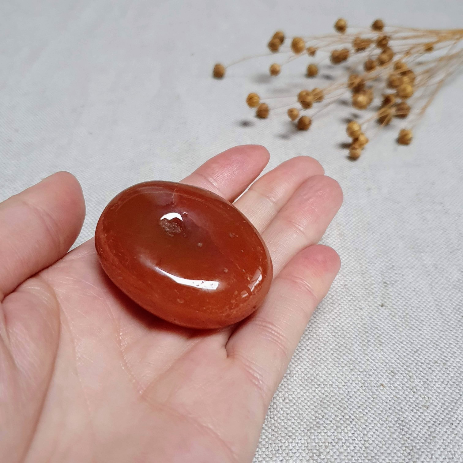Karneol - velký tromlovaný kámen z Brazílie A. 70 g 