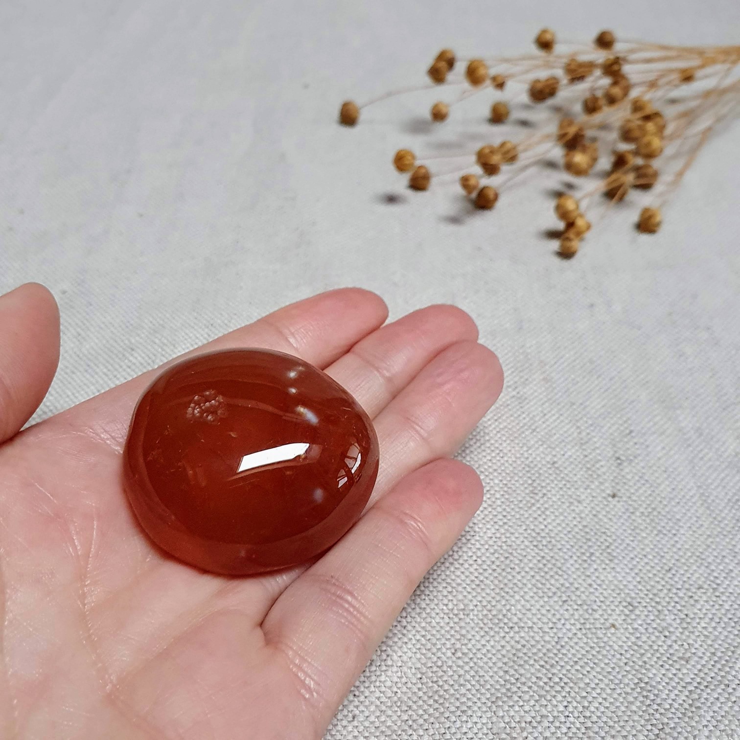 Karneol - velký tromlovaný kámen z Brazílie C. 50 g 