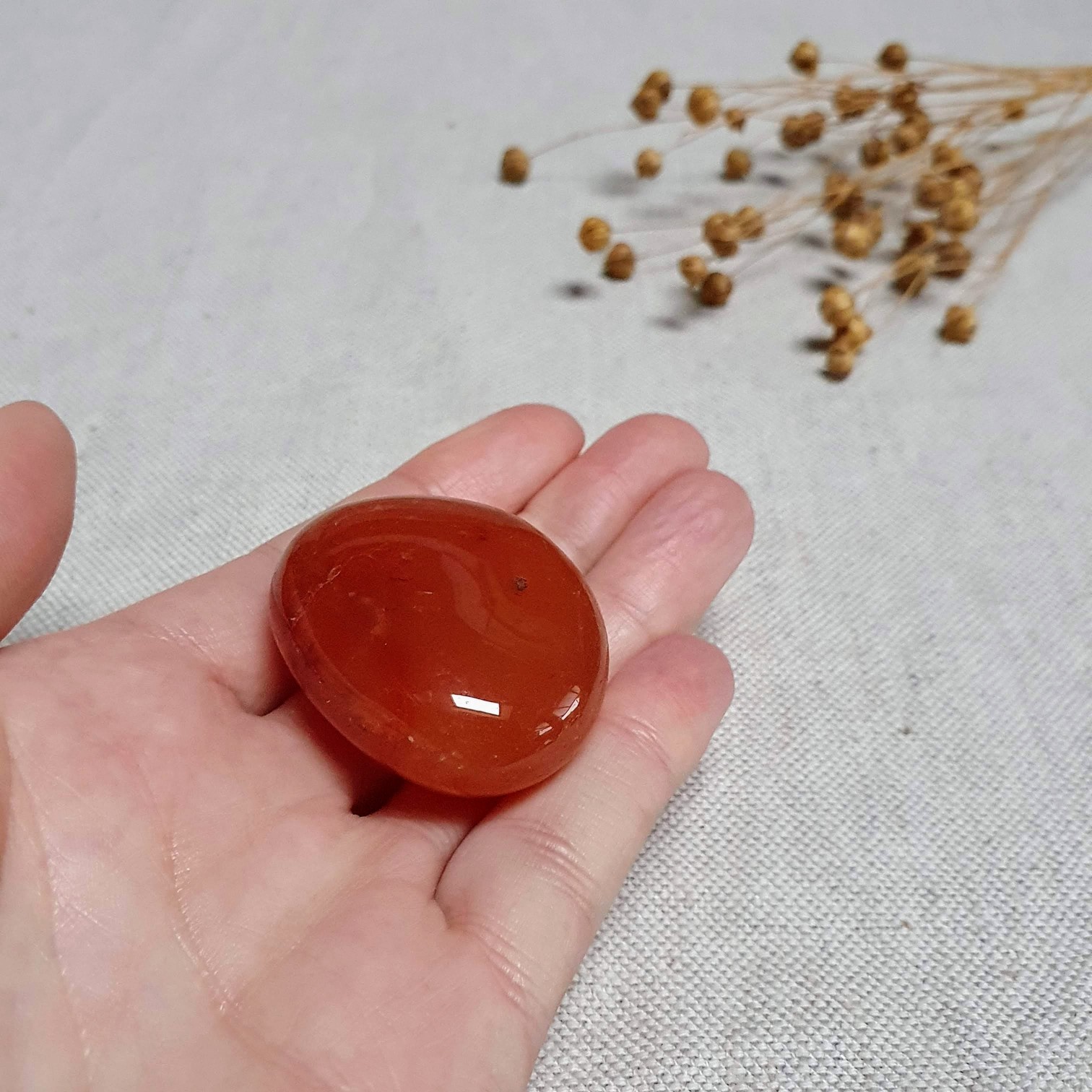 Karneol - velký tromlovaný kámen z Brazílie D. 44 g