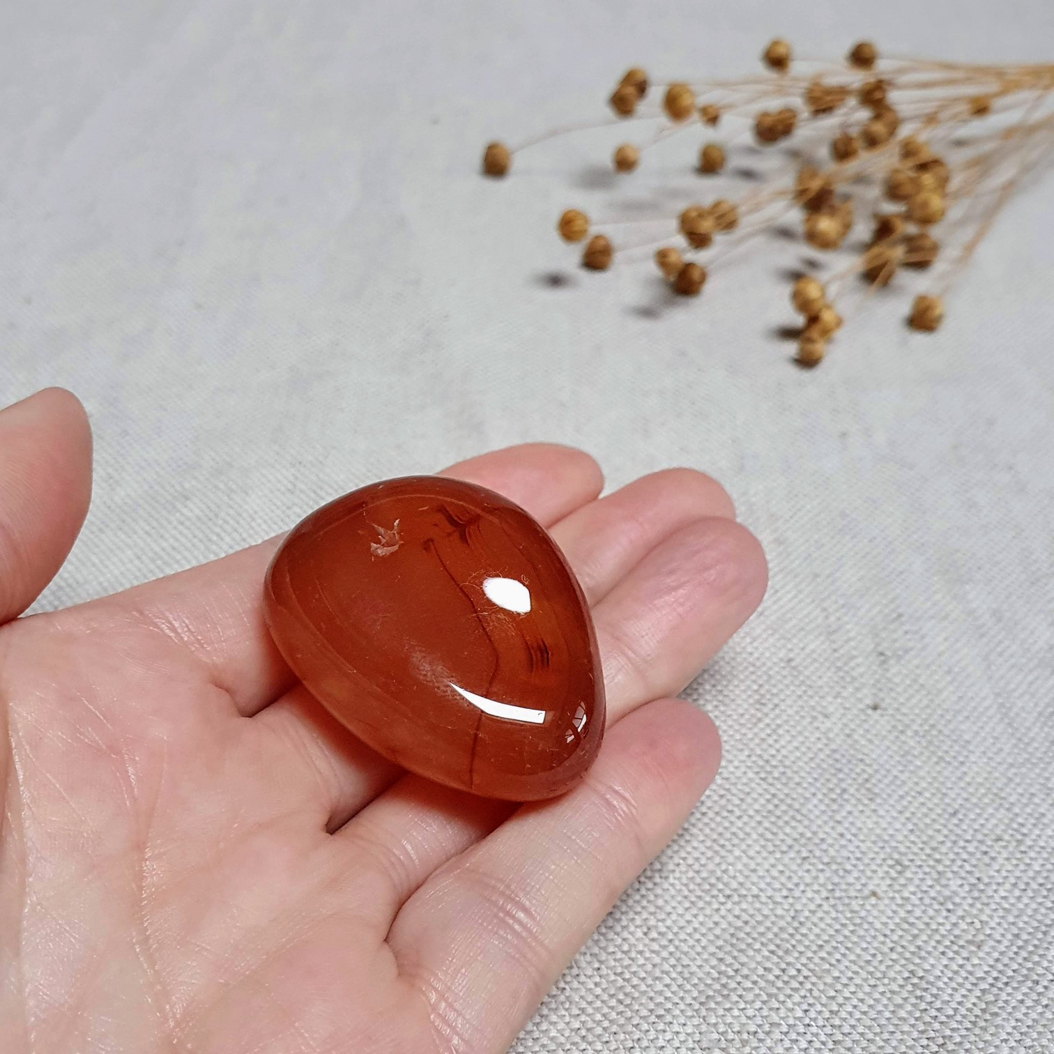 Karneol - velký tromlovaný kámen z Brazílie H. 45 g 