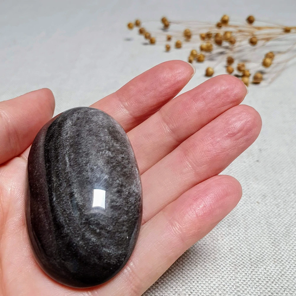 Obsidián stříbrný - ručně broušený a leštěný úhledný valounek - hmatka v extra kvalitě z Mexika K. 57 g
