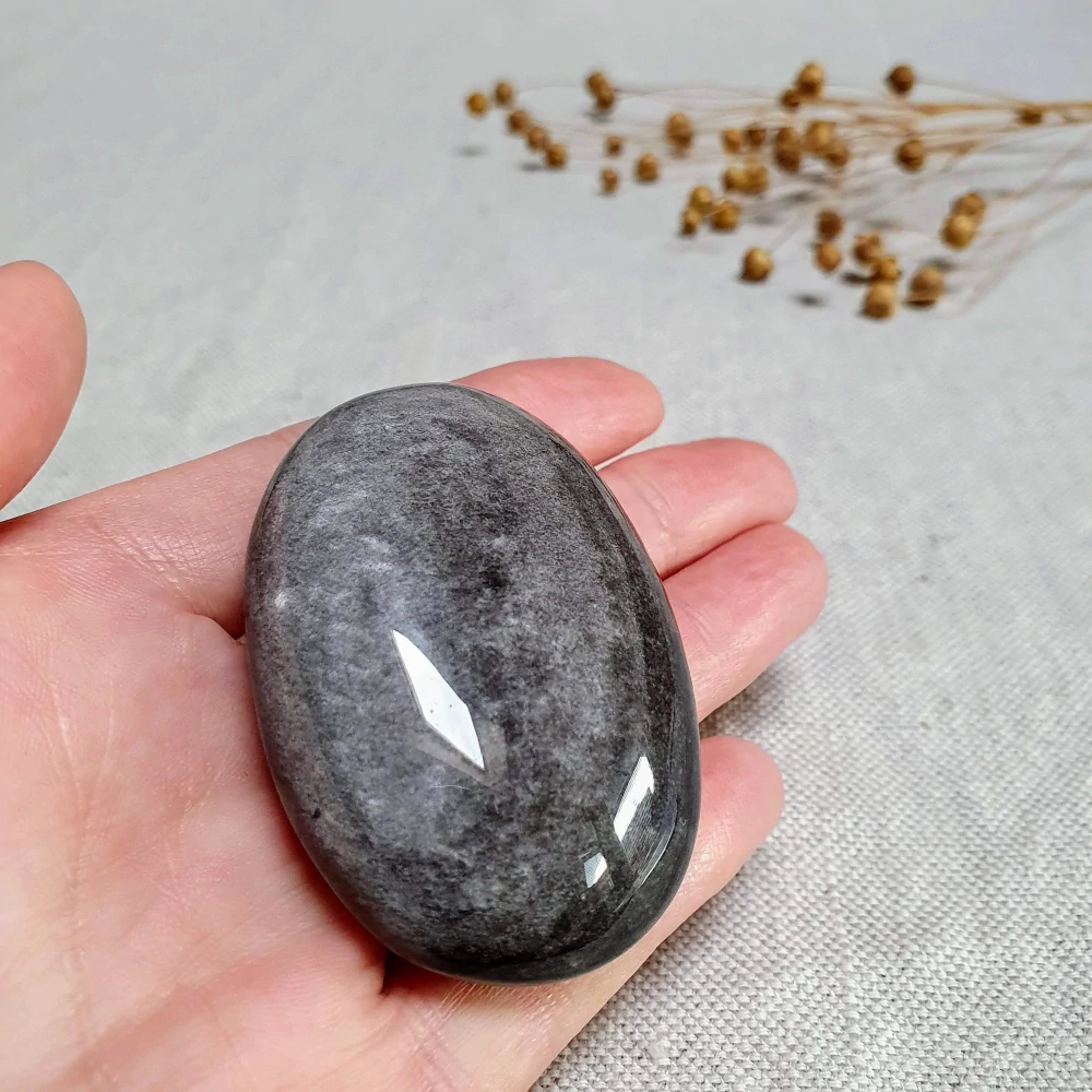 Obsidián stříbrný - ručně broušený a leštěný úhledný valounek - hmatka v extra kvalitě z Mexika M. 64 g 