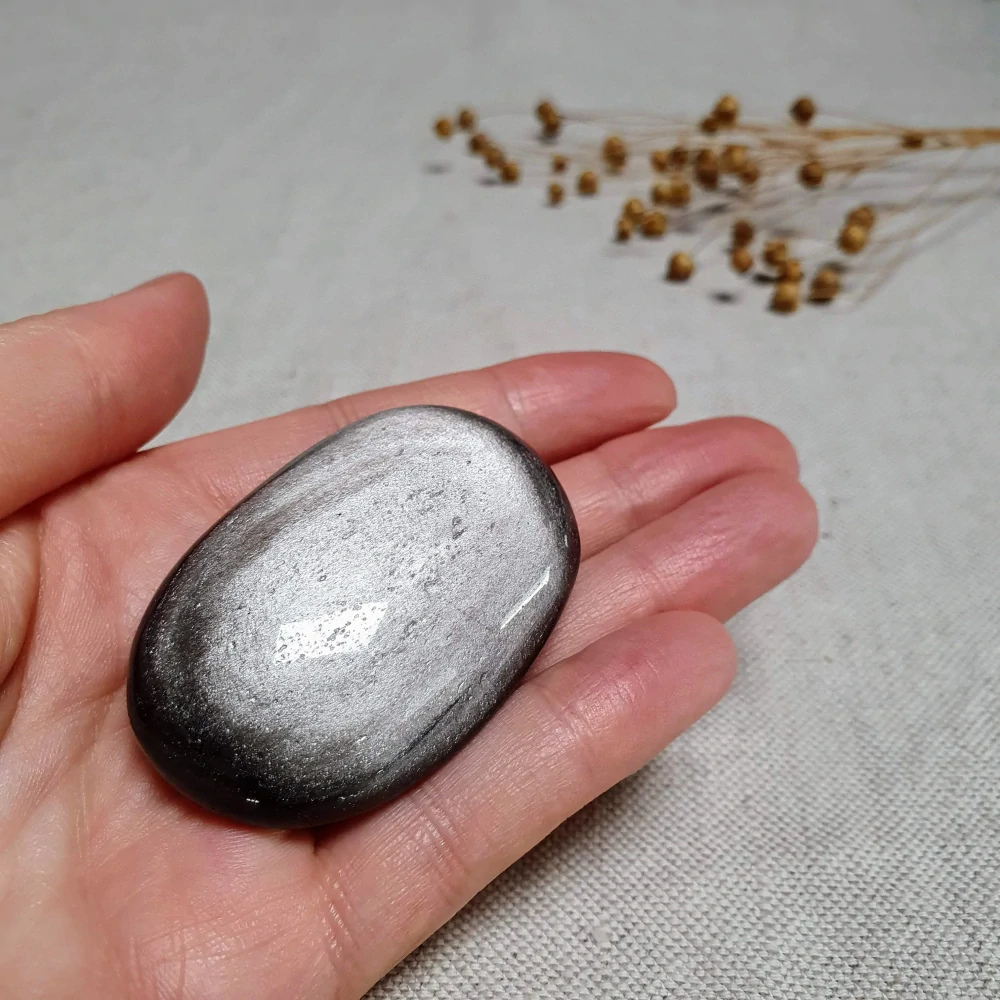 Obsidián stříbrný - ručně broušený a leštěný úhledný valounek - hmatka v extra kvalitě z Mexika P. 57 g
