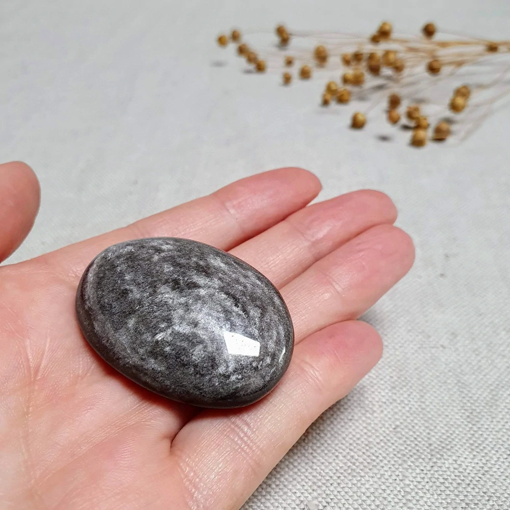 Obsidián stříbrný - ručně broušený a leštěný úhledný valounek - hmatka v extra kvalitě z Mexika U. 31 g 