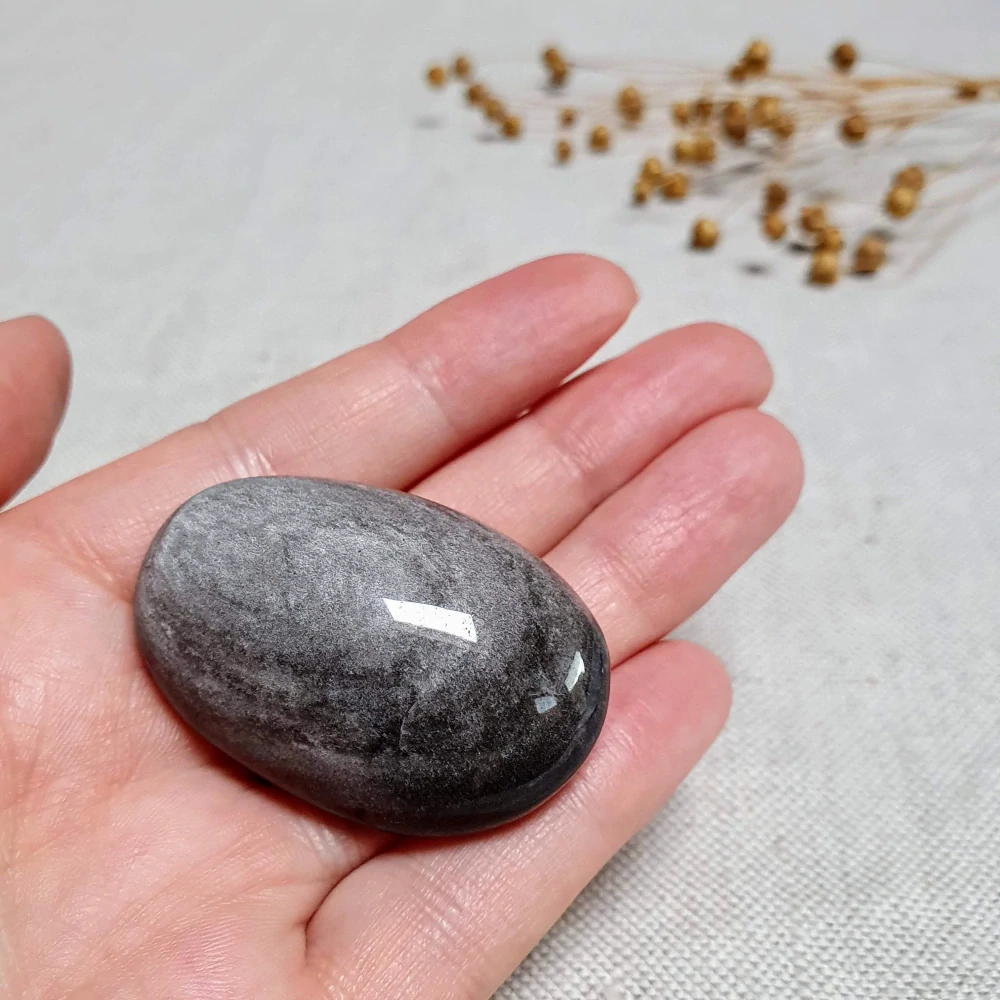 Obsidián stříbrný - ručně broušený a leštěný úhledný valounek - hmatka v extra kvalitě z Mexika V. 33 g 