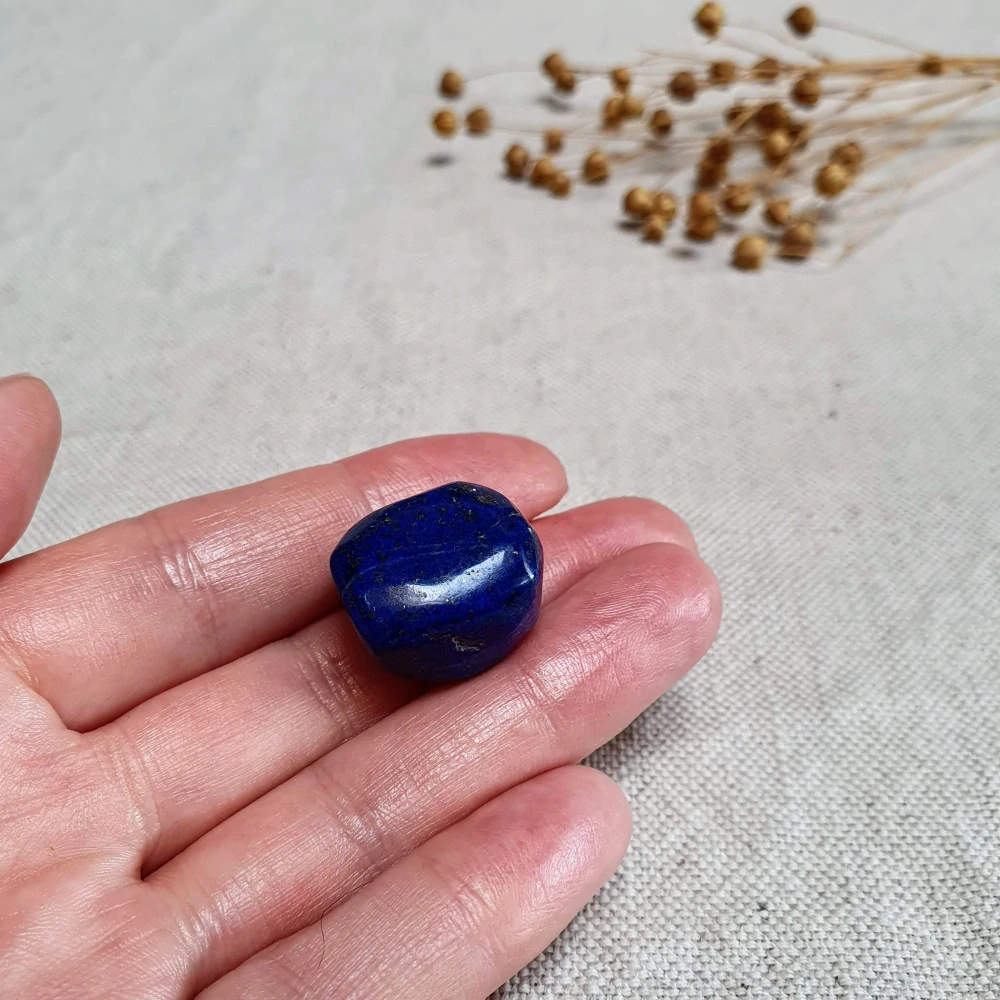 Lapis Lazuli - ručně tromlovaný kámen v extra kvalitě z Afghánistánu D. 12 g 