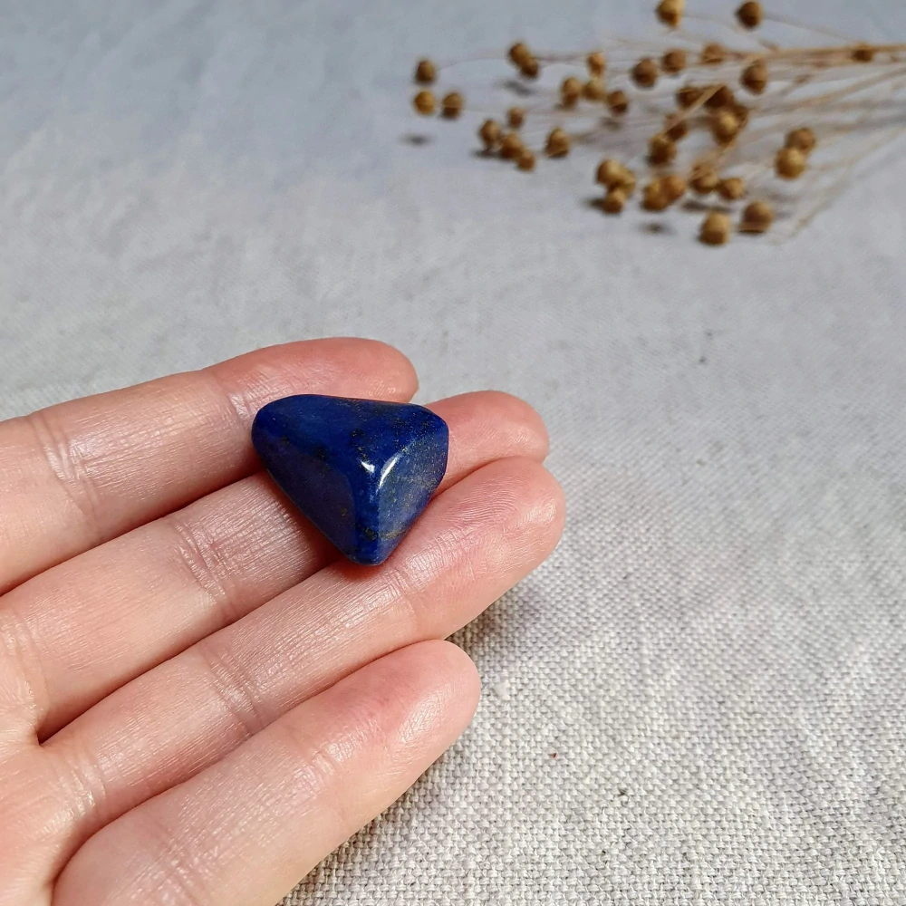 Lapis Lazuli - ručně tromlovaný kámen v extra kvalitě z Afghánistánu M. 8 g