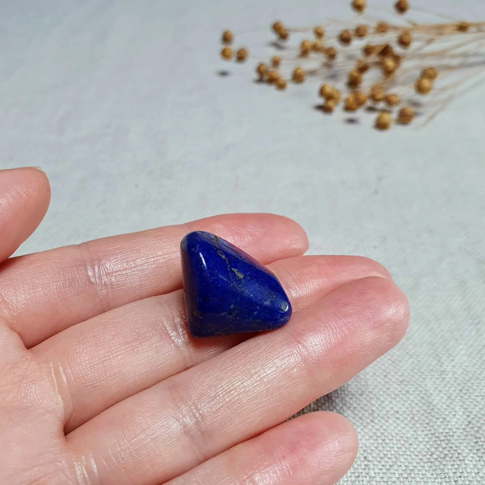 Lapis Lazuli - ručně tromlovaný kámen v extra kvalitě z Afghánistánu O. 8 g