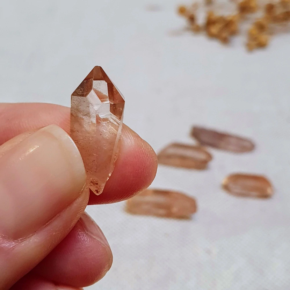 Tangerine krystaly - skupinka 5-ti unikátních surových mistrovských krystalů v extra kvalitě z Brazílie X. 10 g ~ Oboustranně ukončené krystaly + Elestial + Samoléčitel + Strážci záznamů 