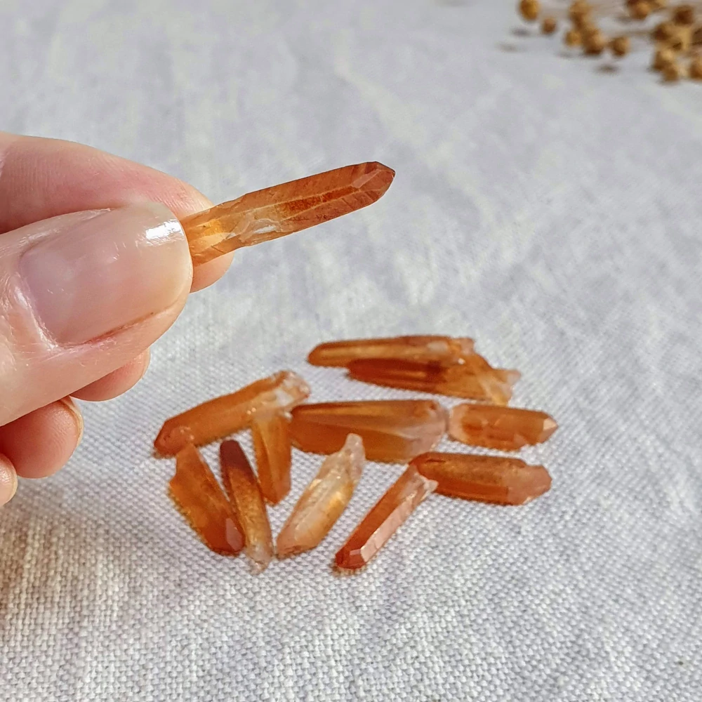 Tangerine krystaly - skupinka 13-cti unikátních výběrových surových mistrovských krystalů v extra kvalitě z Brazílie Y. 19 g ~ 12×Laser krystaly + 1×krystal delfín 