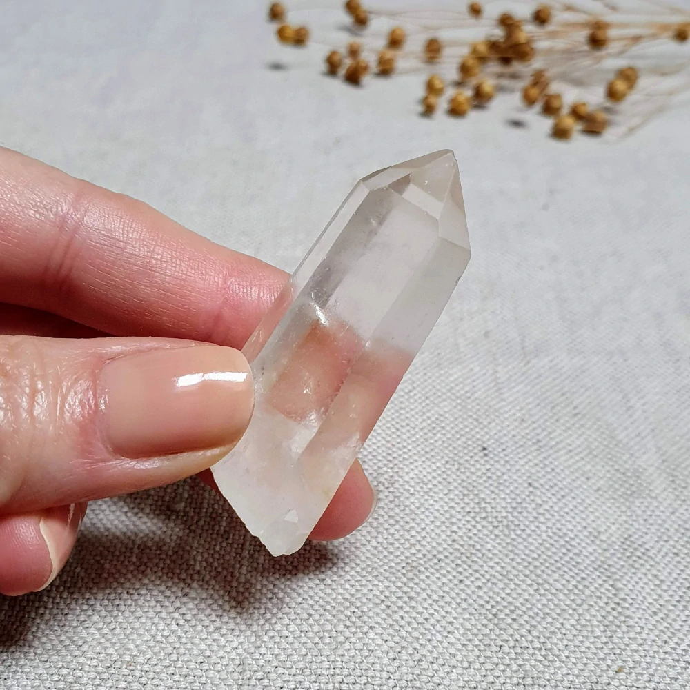 Křišťál - surový mistrovský krystal se sametově matným povrchem ~ mimořádný kus v extra kvalitě z Brazílie K4. 29 g ~ Laserová hůlka + Spojovatelé času
