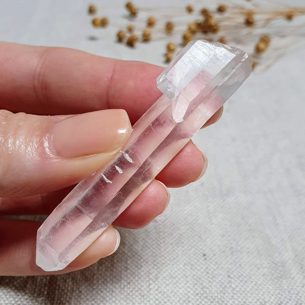 Křišťál - surový mistrovský krystal se sametově matným povrchem ~ mimořádný kus v extra kvalitě z Brazílie L1. 18 g ~ Laserová hůlka + inkluze sagenitu + Delfín "trojče"