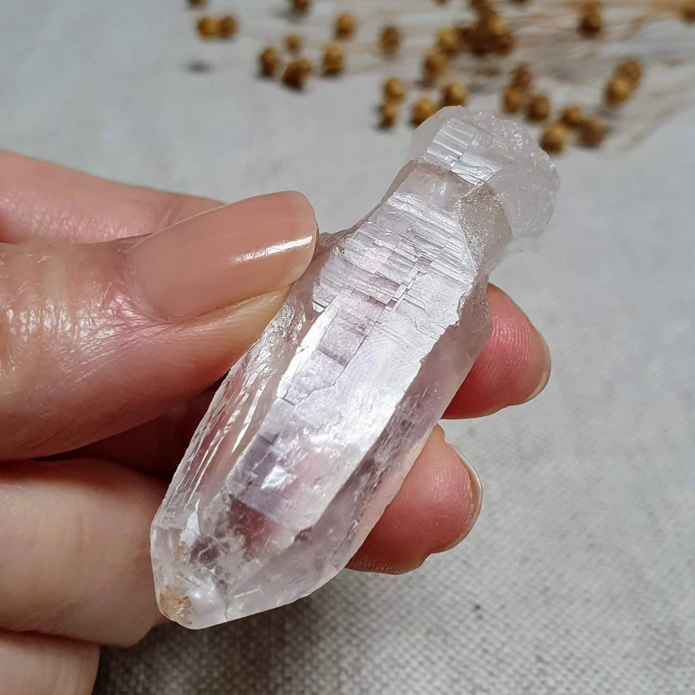 Křišťál - surový mistrovský krystal se sametově matným povrchem ~ mimořádný kus v extra kvalitě z Brazílie L2. 26 g ~ Elestial + inkluze hematitu + Dévický chrám