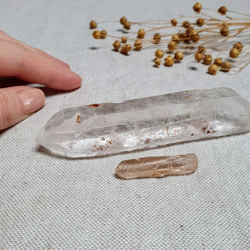 Křišťál - surový mistrovský krystal v extra kvalitě z Brazílie V1. 100 g 11,5 cm ~ Zvonící krystal a malý krystalek na zvonění + Inkluze hematitu + Tantrická dvojice 
