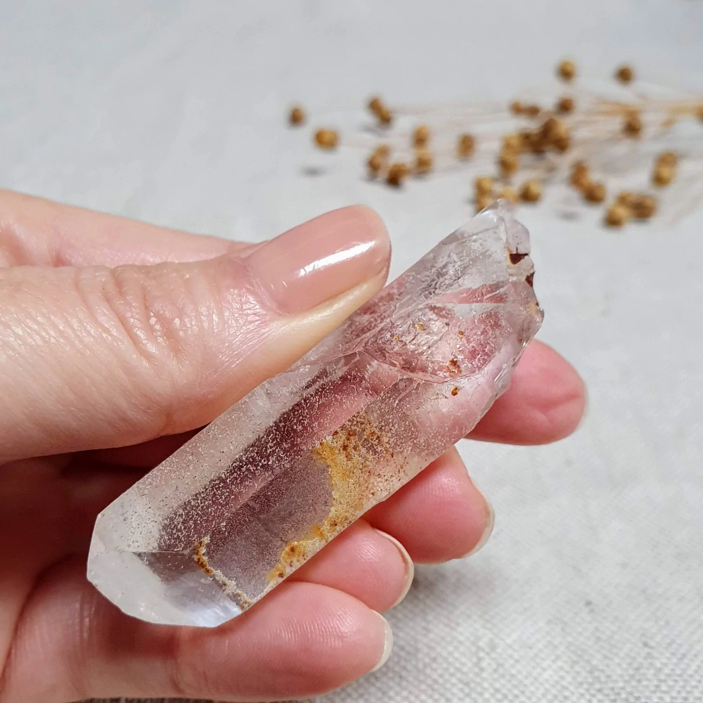 Křišťál - surový mistrovský krystal v extra kvalitě z Brazílie P3. 34 g ~ Inkluze hematitu + Klíč