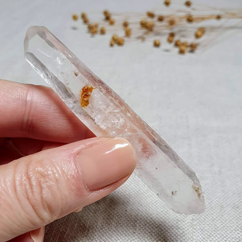 Křišťál - surový mistrovský krystal v extra kvalitě z Brazílie T3. 28 g ~ Laserová hůlka + Inkluze hematitu