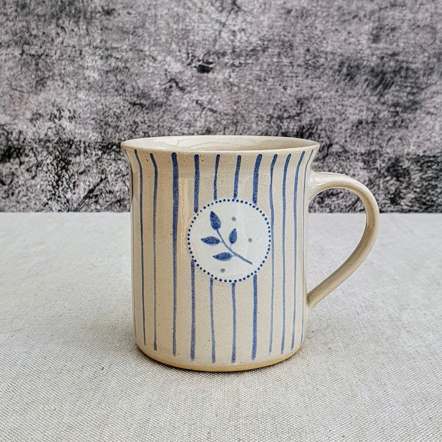 Malovaný keramický hrnek s větvičkou a s pruhy  350 ml