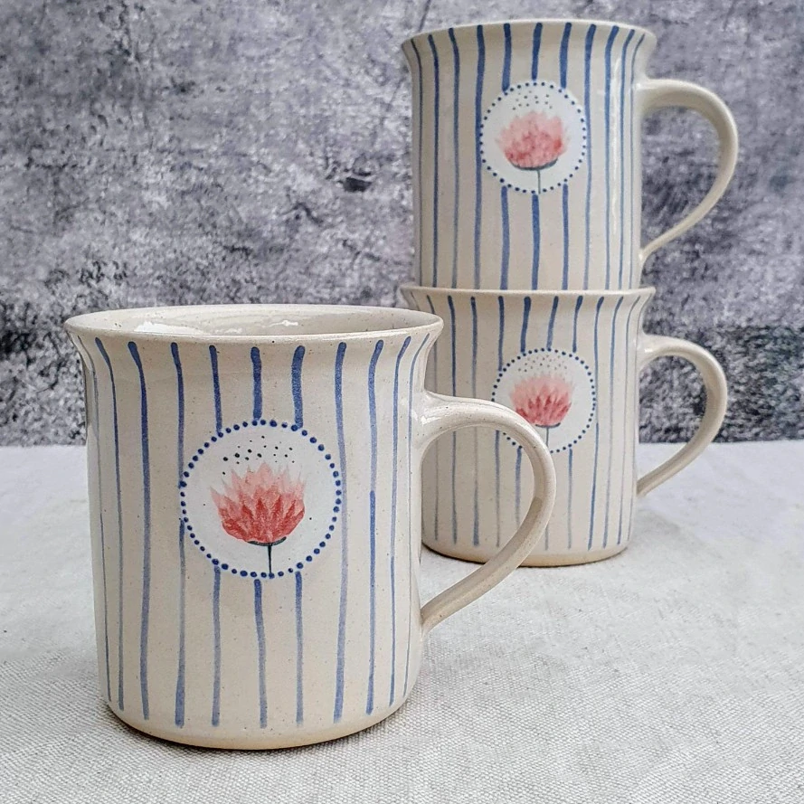 Malovaný keramický hrnek s květinou a s pruhy 350 ml