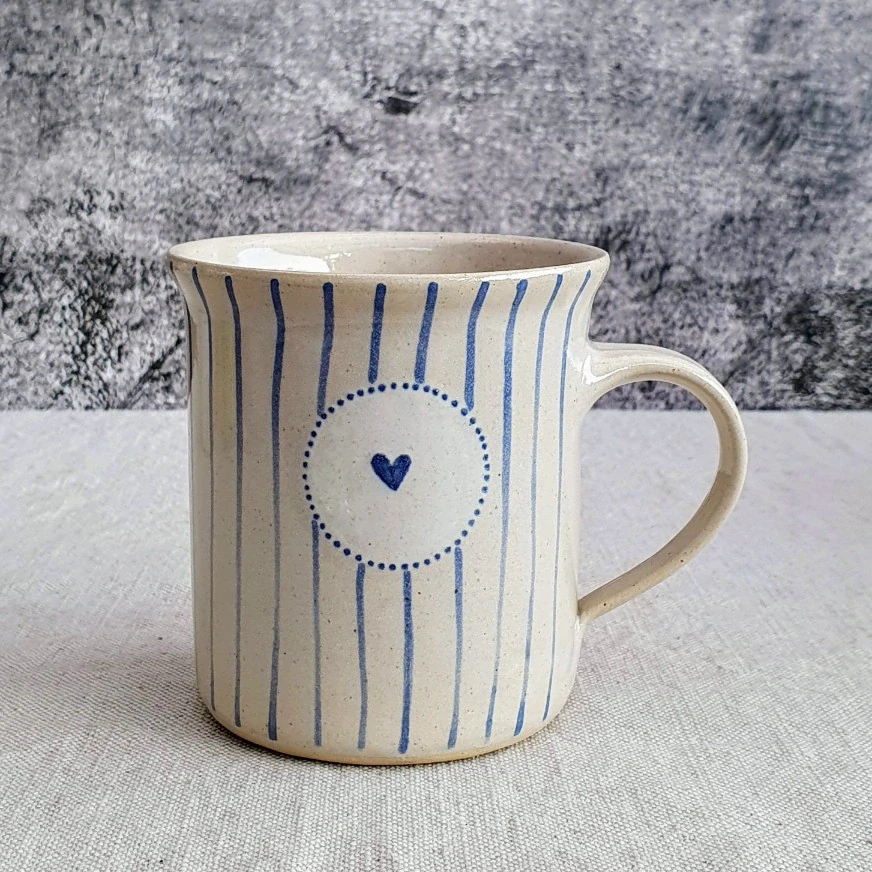 Malovaný keramický hrnek se srdíčkem a s pruhy 350 ml