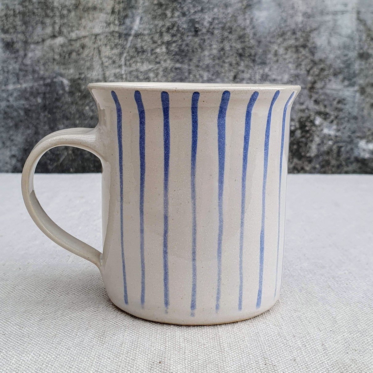 Malovaný keramický hrnek s divočákem a s pruhy 350 ml 