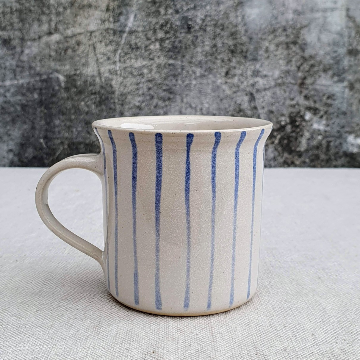 Malovaný keramický hrnek s divočákem a s pruhy 200 ml 