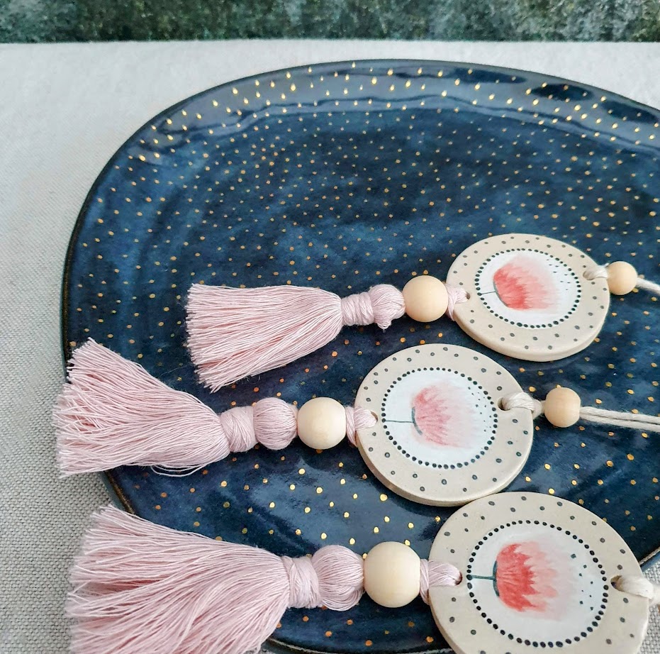 Malovaná keramická mandala se střapcem