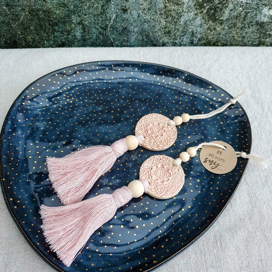 Malovaná keramická mandala se střapcem