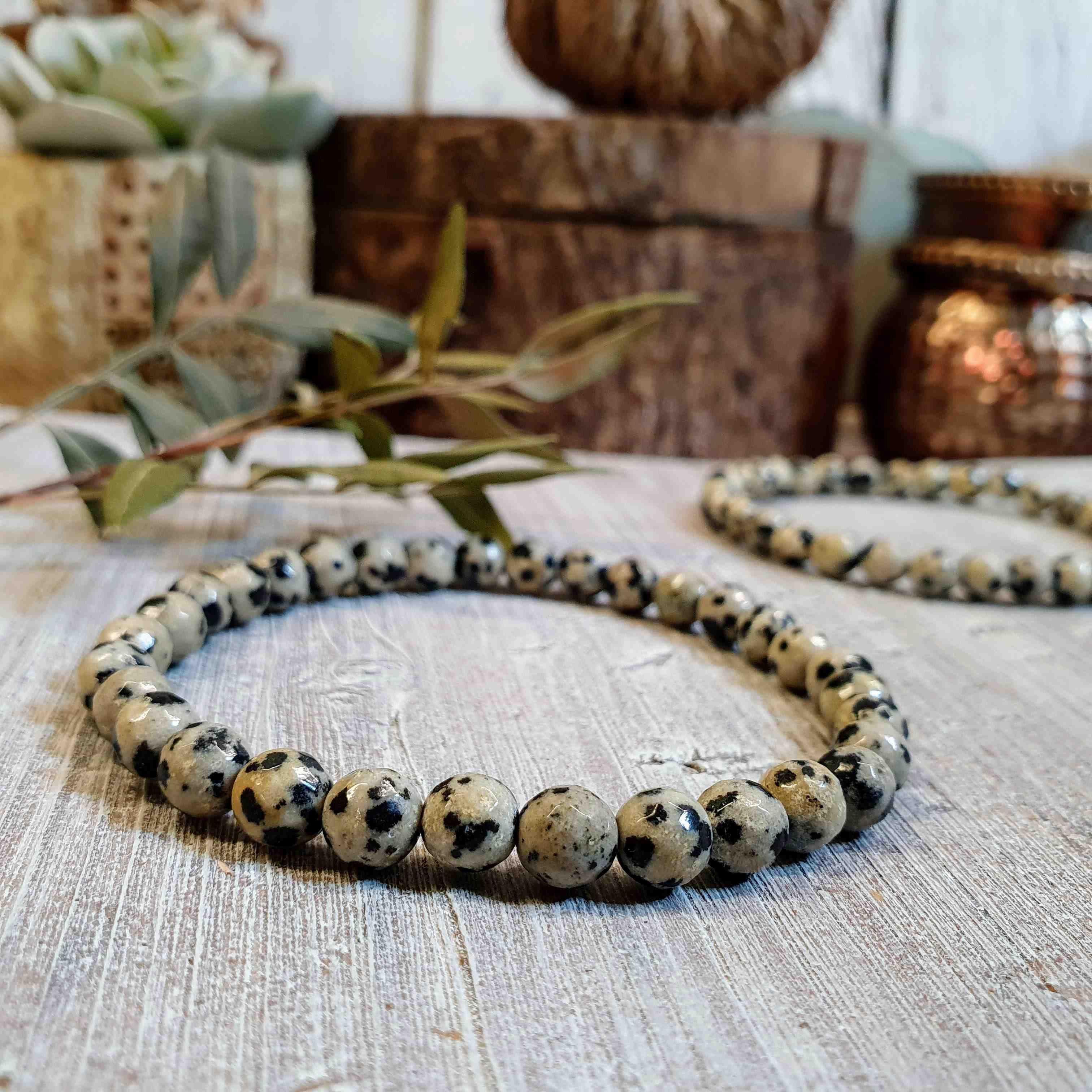 NÁRAMEK Z MINERÁLU JASPIS DALMATIN FAZETOVANÝ PÁNSKÝ 6 mm