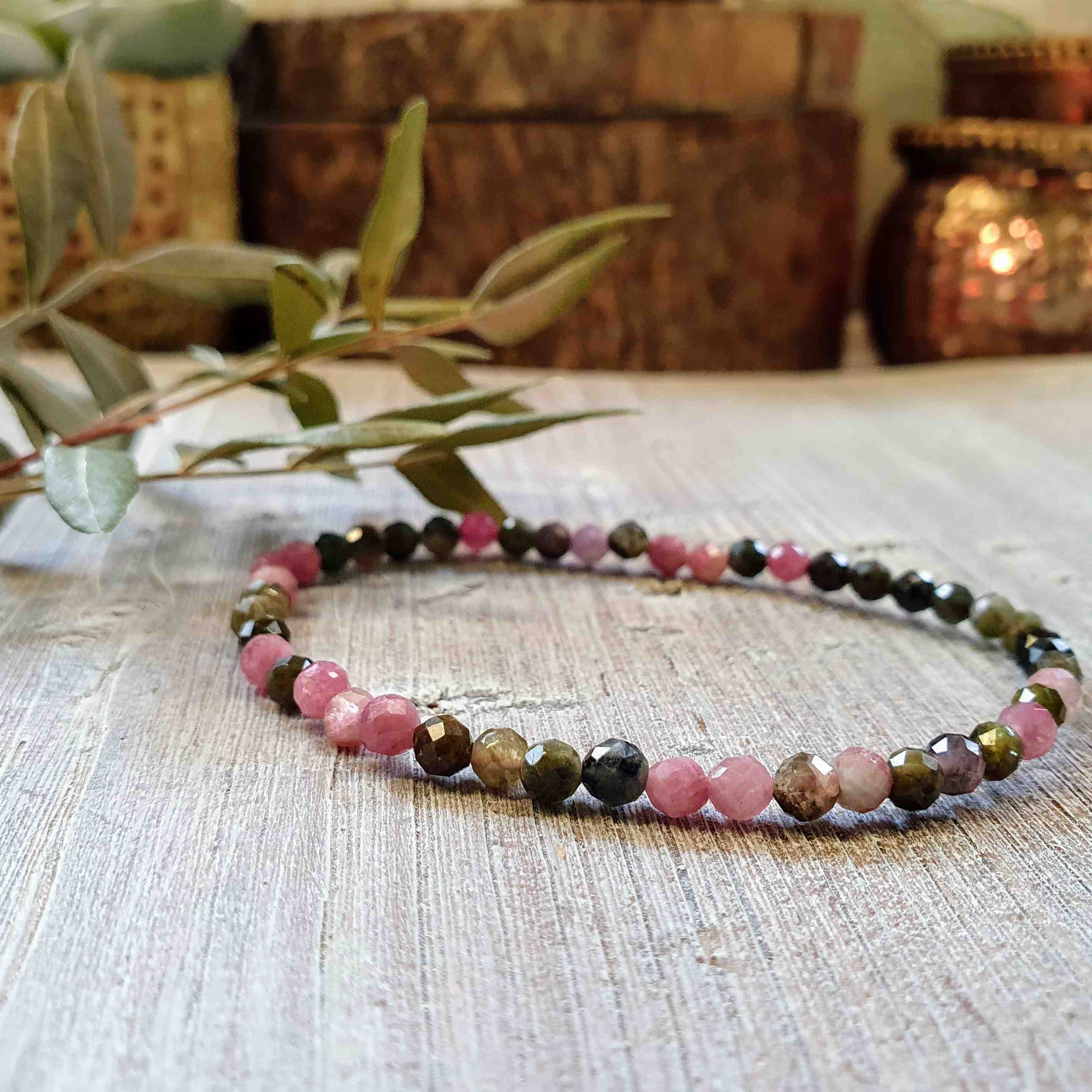 NÁRAMEK Z MINERÁLU TURMALÍN BAREVNÝ FAZETOVANÝ 4 mm