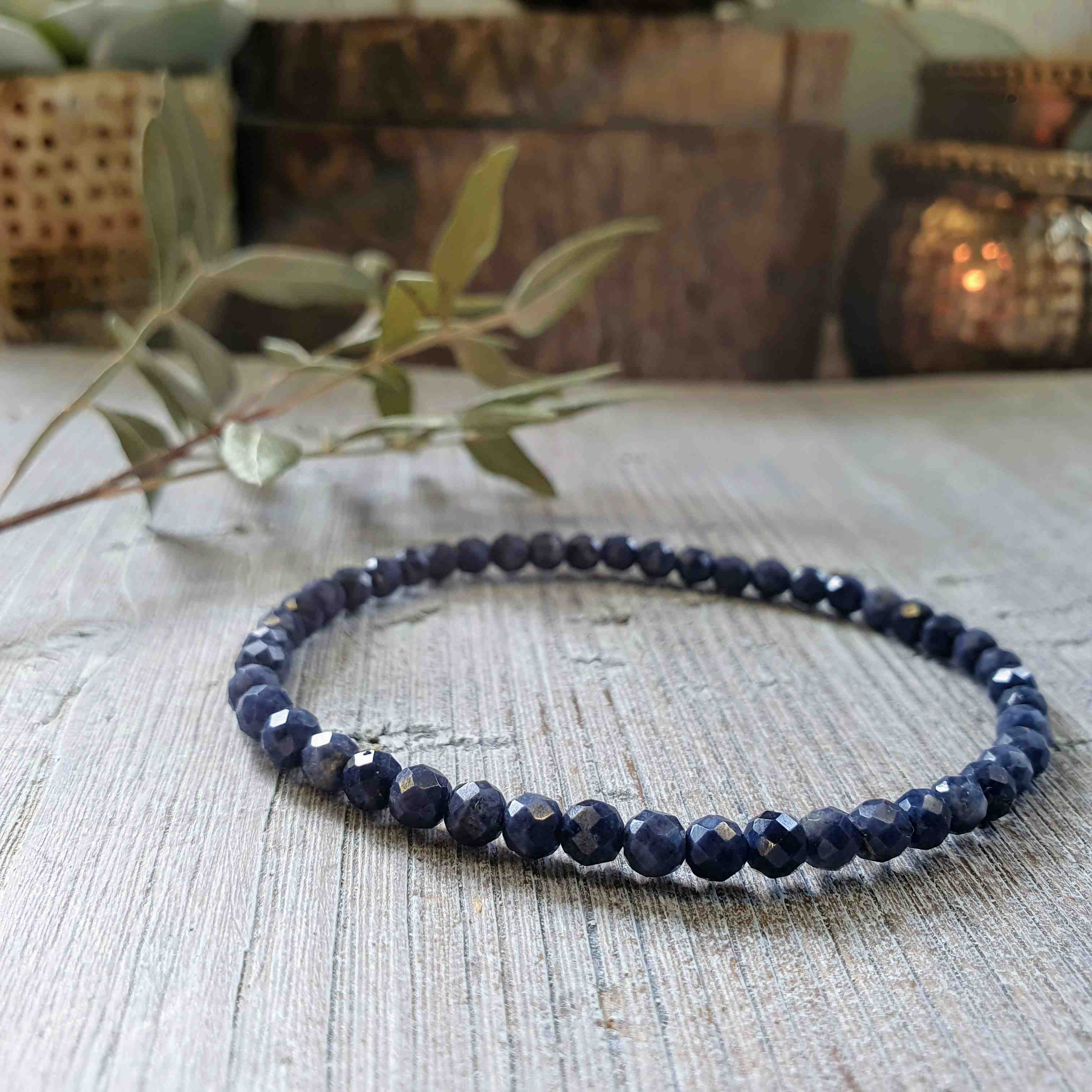 NÁRAMEK Z MINERÁLU SAFÍR FAZETOVANÝ 4 mm