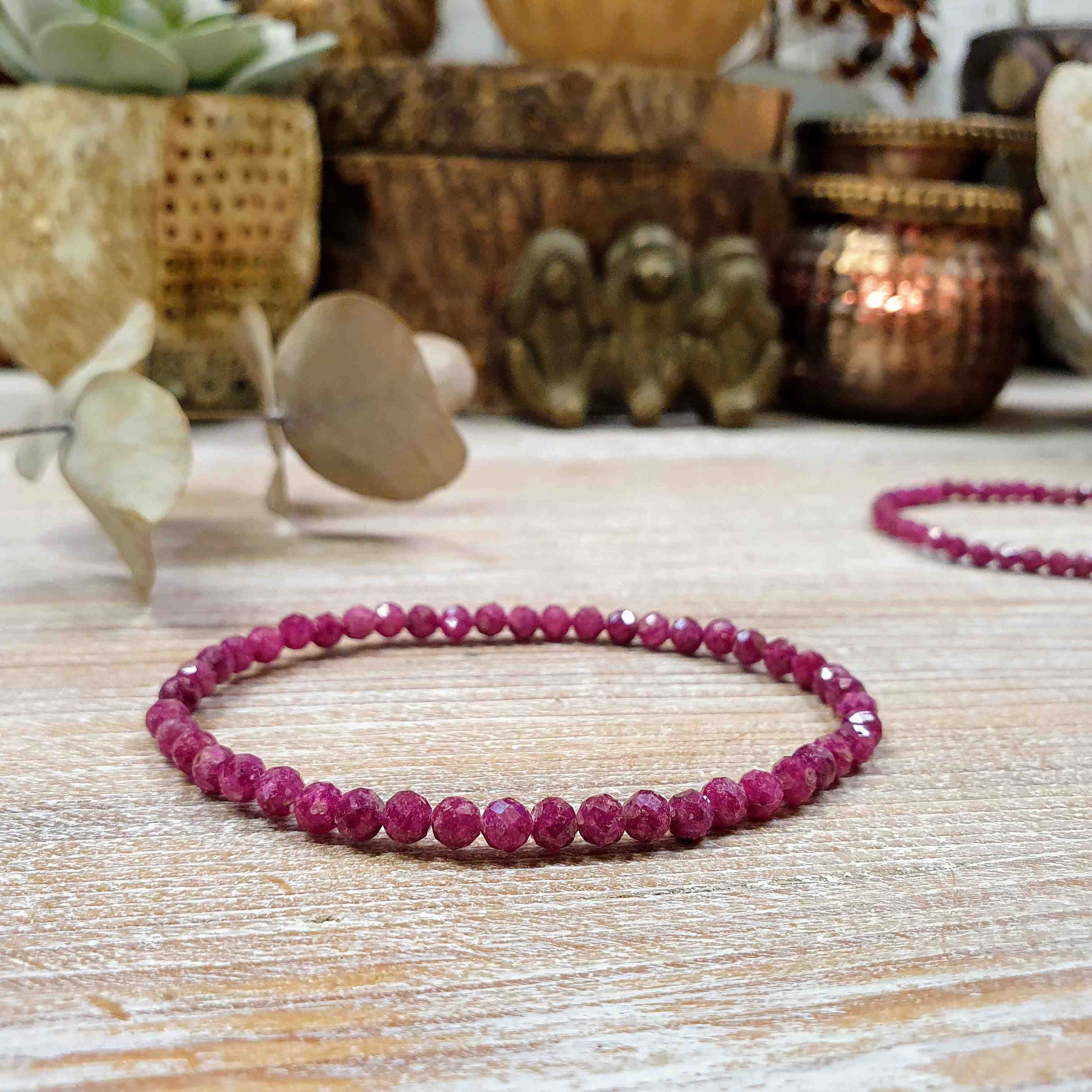 NÁRAMEK Z MINERÁLU RUBÍN FAZETOVANÝ 4 mm