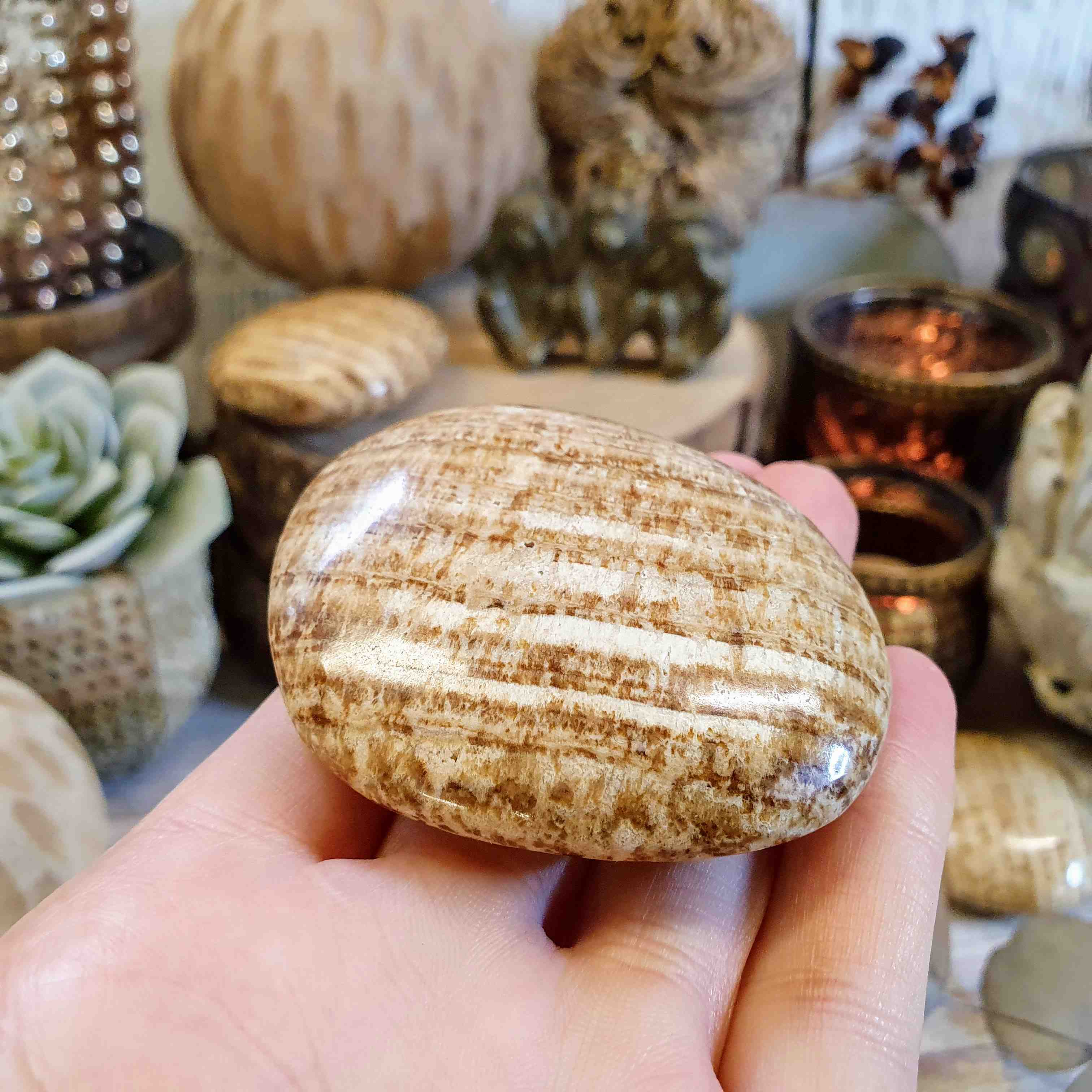 Aragonit hnědý - ručně leštěný kámen z Peru A. 76 g 