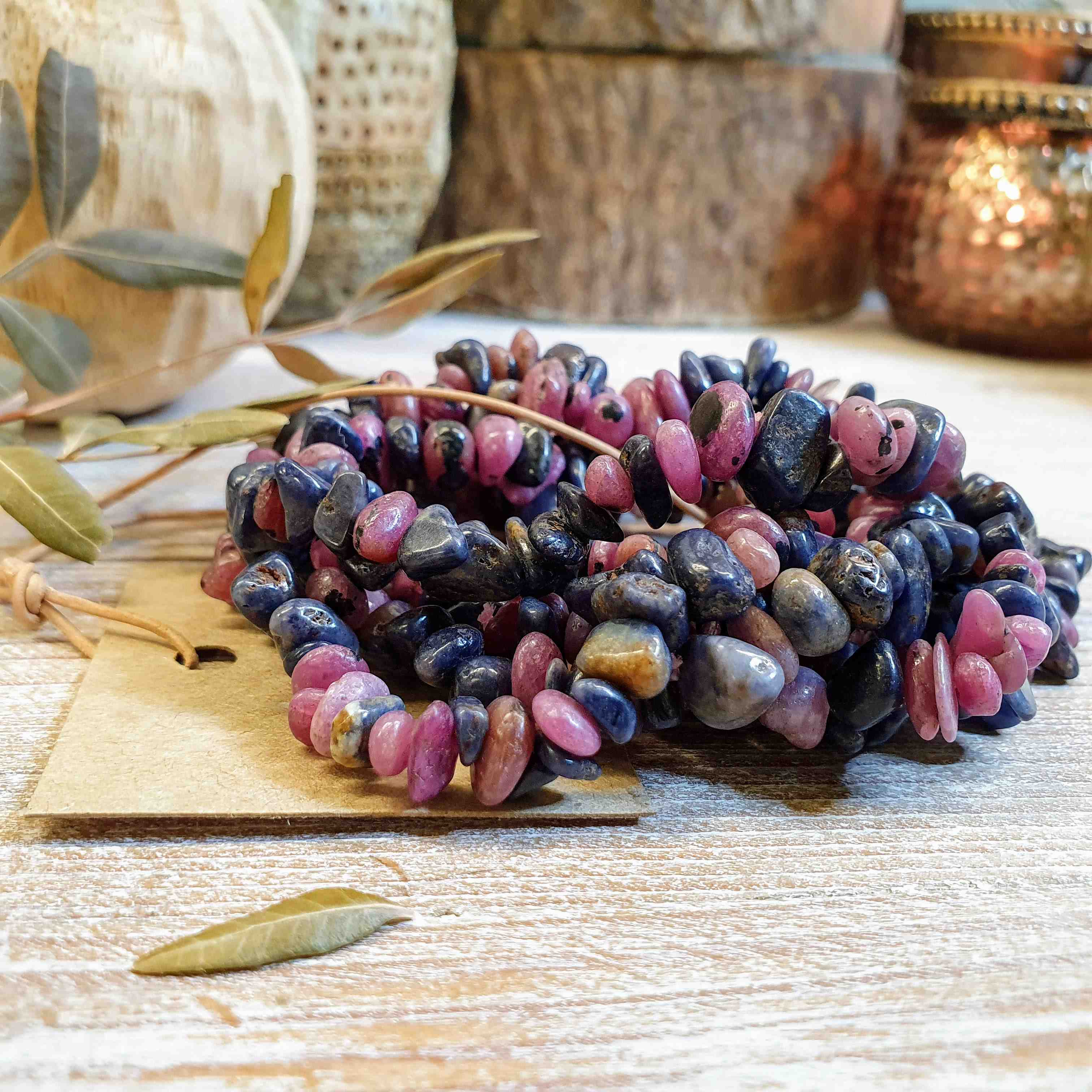 NÁRAMEK Z MINERÁLU RUBÍN + SAFÍR - SEKANÝ TROMLOVANÝ KAMÍNEK 