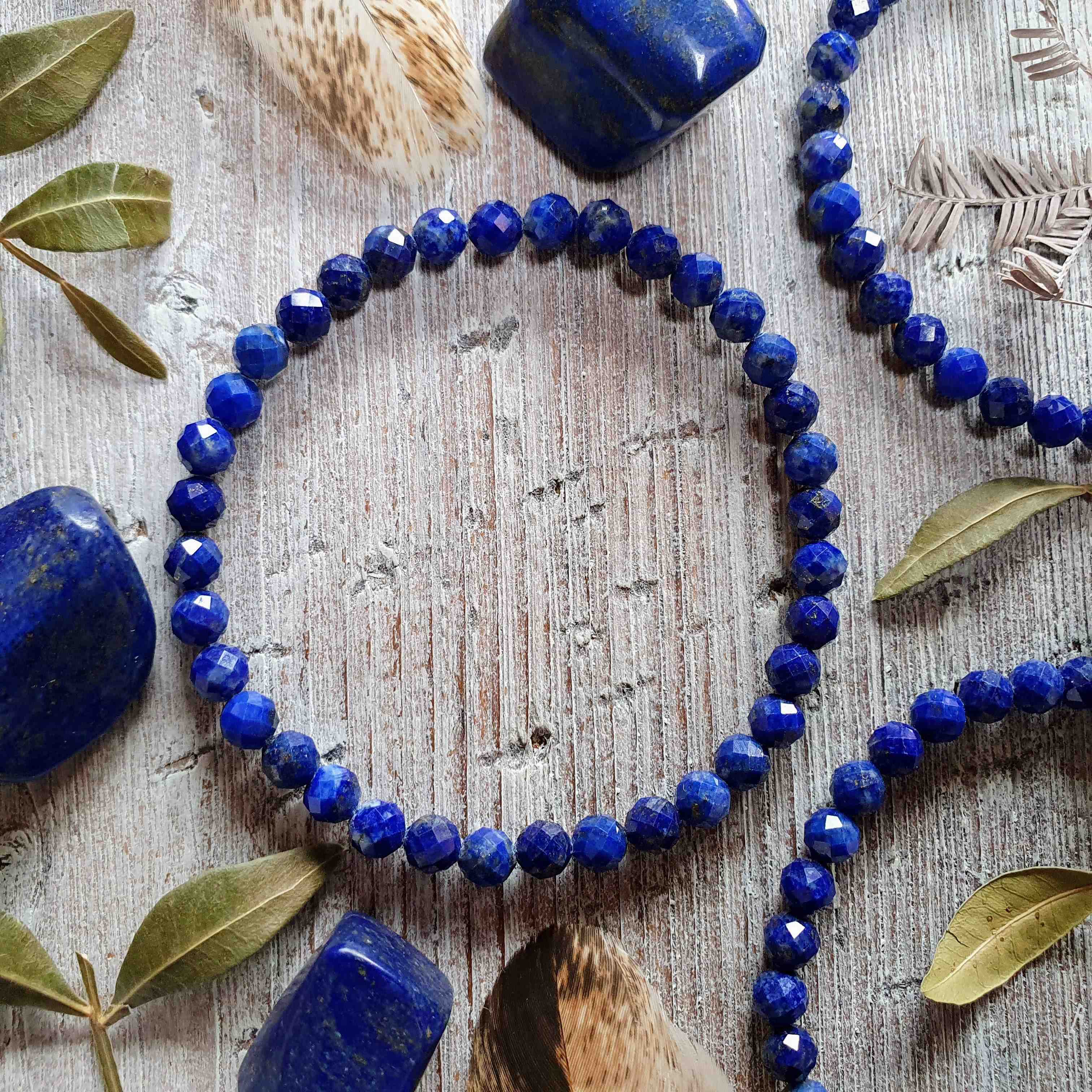 NÁRAMEK Z MINERÁLU LAPIS LAZULI FAZETOVANÝ 5 mm